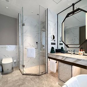 Standard Twin Room Bathtub City View